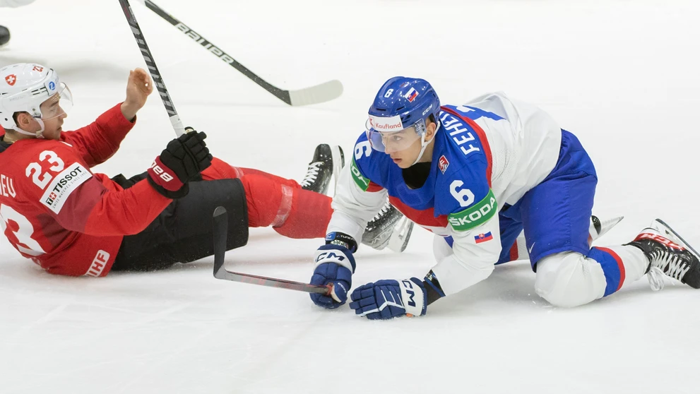 Na snímke vpravo Martin Feherváry (Slovensko) a vľavo Philipp Kurashev (Švajčiarsko).