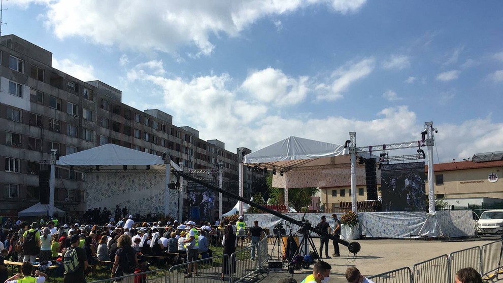 Sídlisku Luník IX - pódium, kde bude pápež.