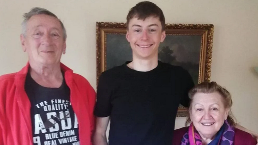 Jakub pózuje s medailami spolu s babkou Jankou a dedom Ondrejom.