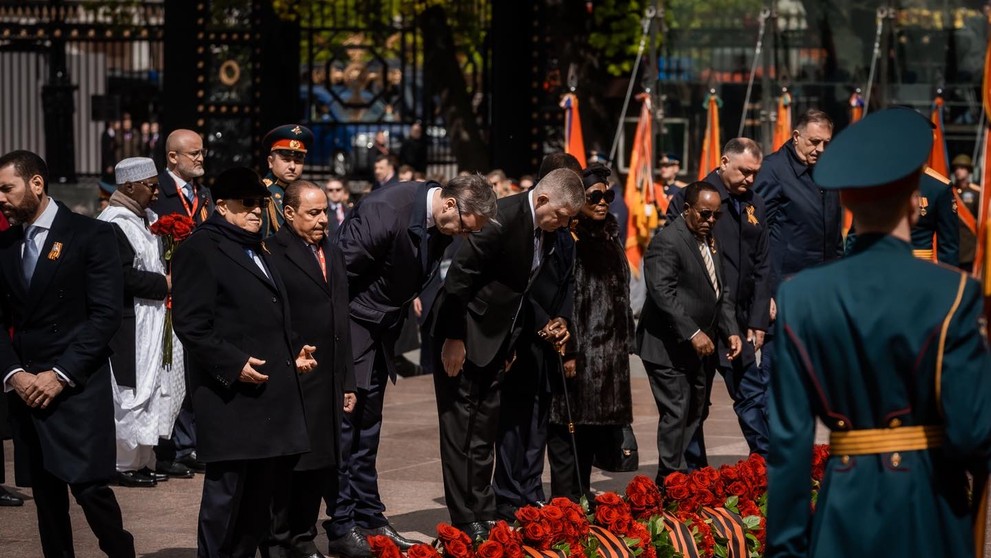 Fico položil veniec k hrobu neznámeho vojaka a k pamätníku 2. svetovej vojny na Poklonnej hore