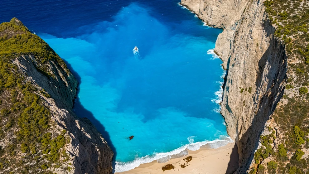 Pláž Navagio na ostrove Zakynthos.