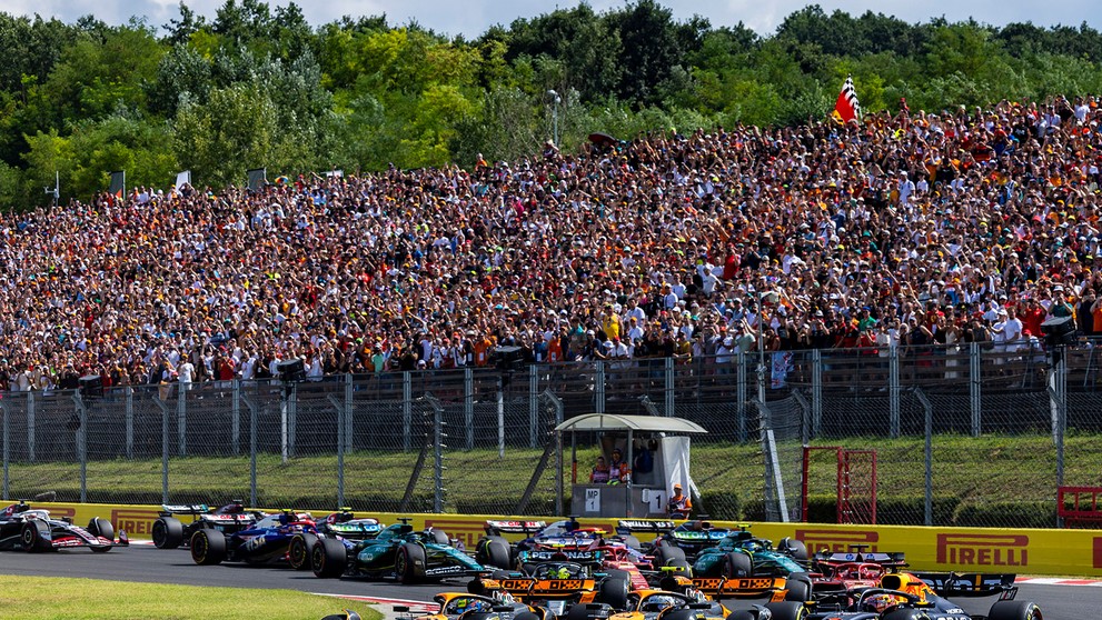 Štart VC Maďarska a tri monoposty bok po boku v prvej zákrute: Piastri, Norris (baja Mclaren) a Verstappen. Zvíťazil tu (po prvýkrát) Oscar Piastri.