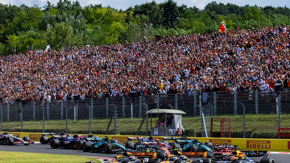 Štart VC Maďarska a tri monoposty bok po boku v prvej zákrute: Piastri, Norris (baja Mclaren) a Verstappen. Zvíťazil tu (po prvýkrát) Oscar Piastri.