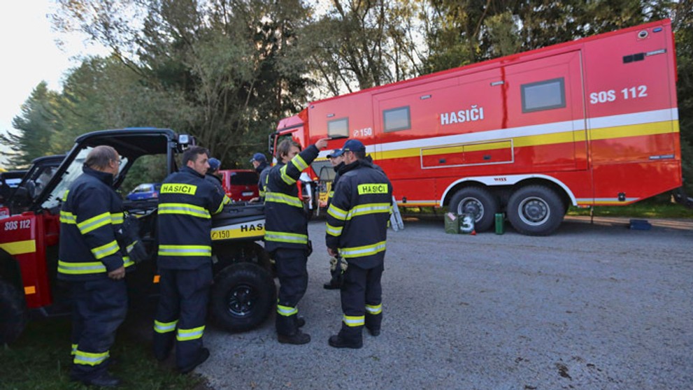 Krízový záchranný štáb v blízkosti futbalového ihriska v obci Strelníky.