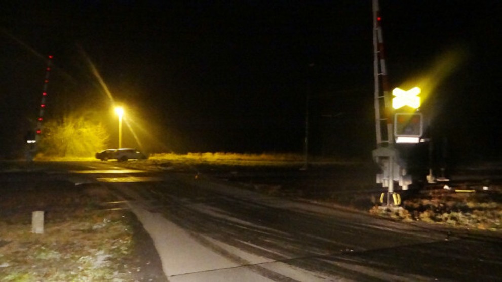 Železničné priecestie, na ktorom nechal vodič opustené auto v obci Kařízek na Rokycansku.