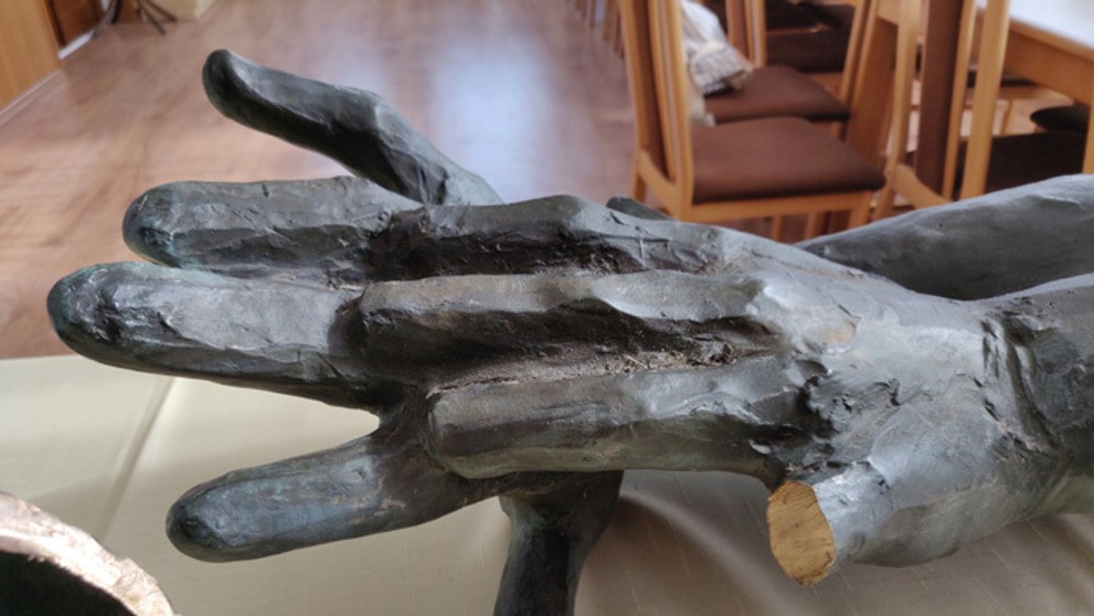 Rozhodca Mario Diaz ukazuje červenú kartu argentínskemu futbalistovi Lionelovi Messimu a Garymu Medelovi z Čile.