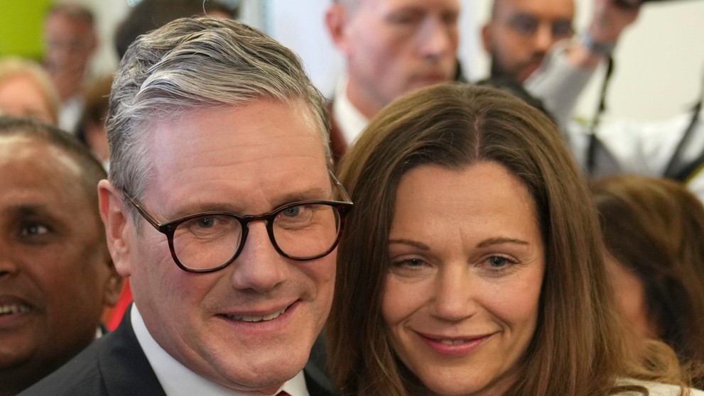 Líder Labouristickej strany Keir Starmer s manželkou Victoriou.