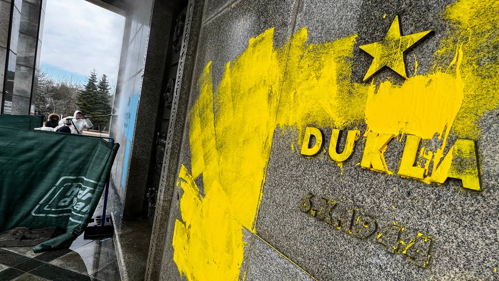 Čistenie pamätníka na Slavíne.