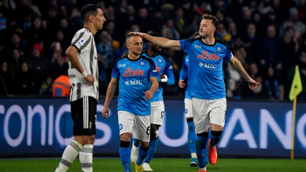 Spoluhráči z Neapola Amir Rrahmani  a Stanislav Lobotka počas zápasu proti Juvetusu Turín.