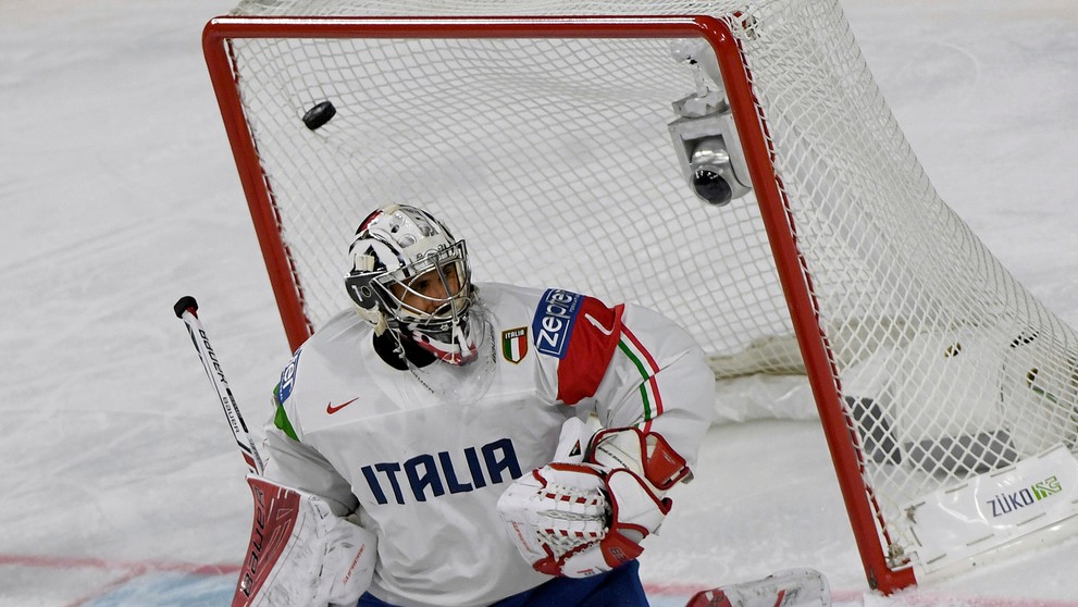 Andreas Bernard z Talianska čelí strele v dueli MS 2017 proti USA.