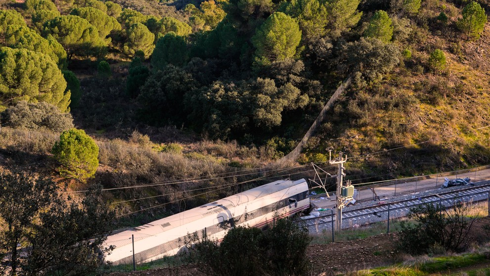 Vlak spoločnosti Iryo na mieste nehody po zrážke v blízkosti Adamuzu.