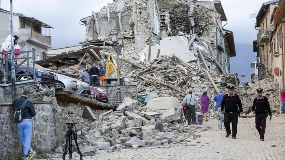 Sutiny domov v centre mesta Amatrice po otrasoch v strednom Taliansku.
