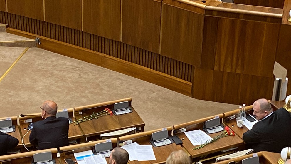 Matovič rozdával v pléne NRSR karafiáty.