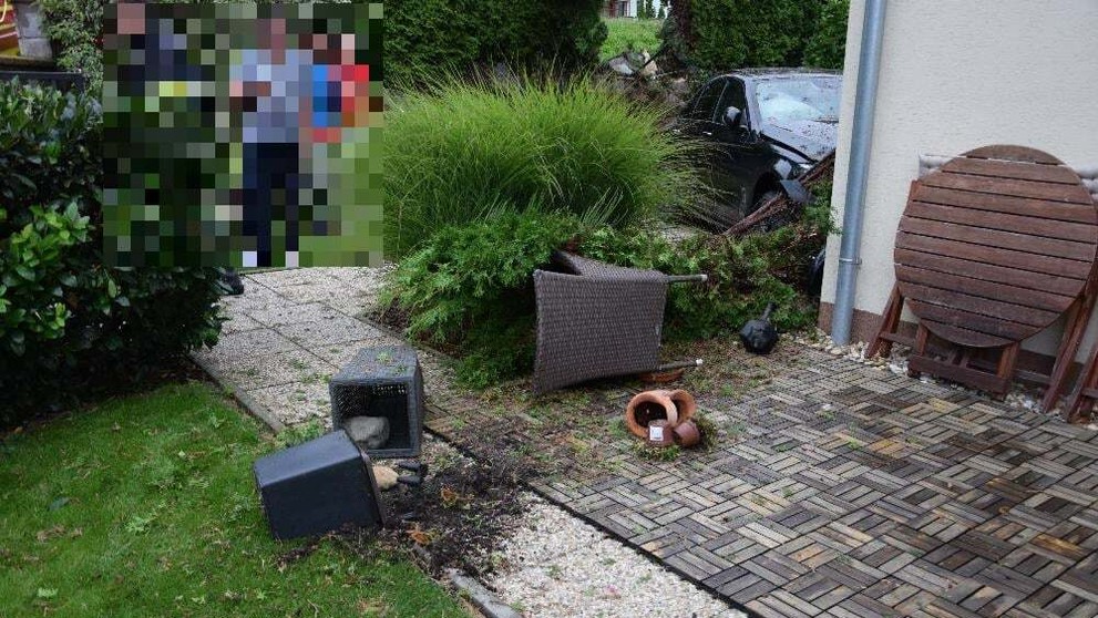 Opitý vodič prerazil múr domu.