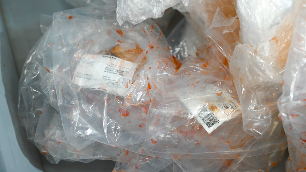 Takéto špinavé obaly čistia larvy.