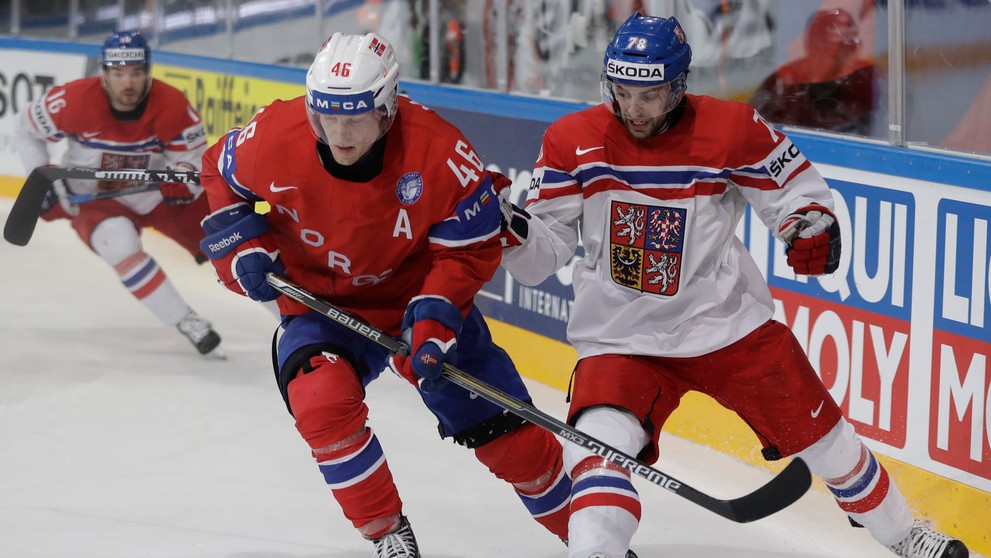 Mathis Olimb v súboji s Robinom Hanzlom.