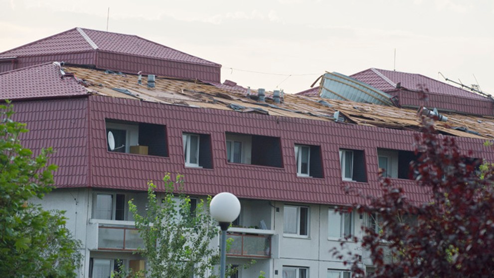 Poškodená strecha na domove dôchodcov v bratislavskej Rači.