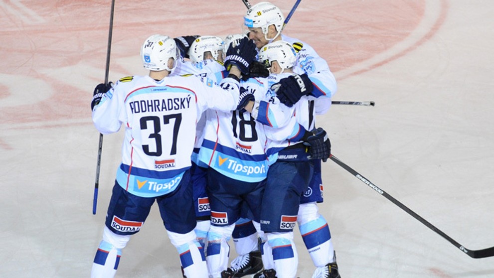 Radosť hráčov Nitry po prvom góle v prvom zápase semifinále play off hokejovej Tipsport Ligy proti Zvolenu.