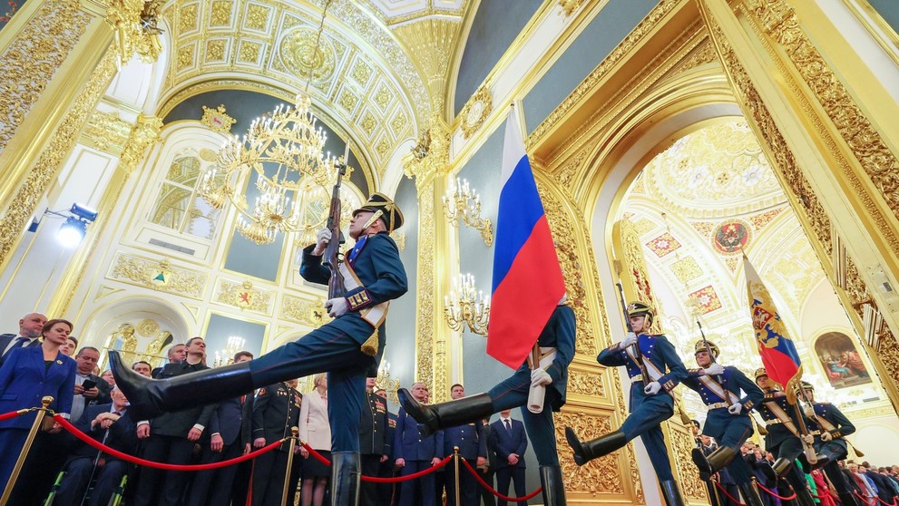 Čestná stráž pochoduje počas inaugurácie ruského prezidenta