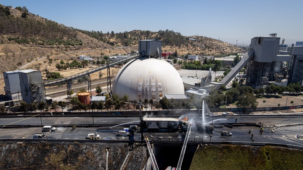Hasiči zasahujú na mieste výbuchu cisternového vozidla s plynom v Santiagu.