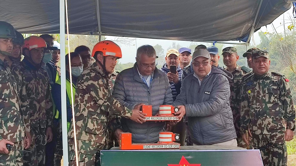 Na mieste nedeľňajšej havárie lietadla v Nepále našli obe čierne skrinky, teda záznamník letových údajov aj zapisovač palubnej komunikácie.