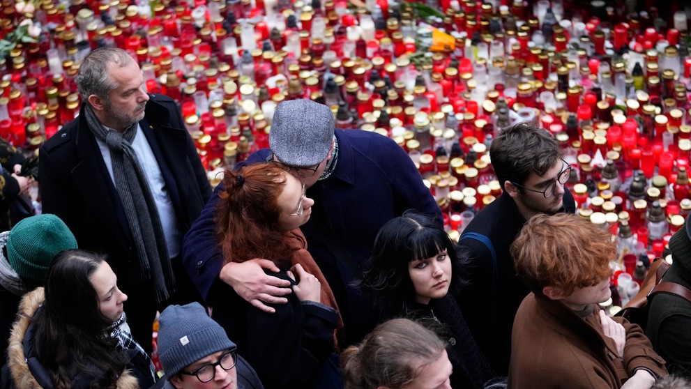 Pietne podujatie na pamiatku obetí tragickej streľby v Prahe.