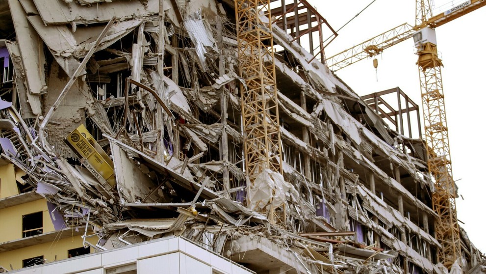 Liam Hemsworth a Maddison Brown v newyorskom metre