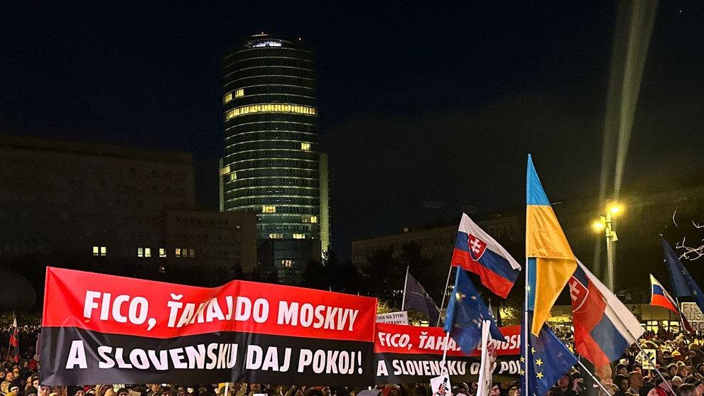 Protestujúci mali viaceré transparenty.