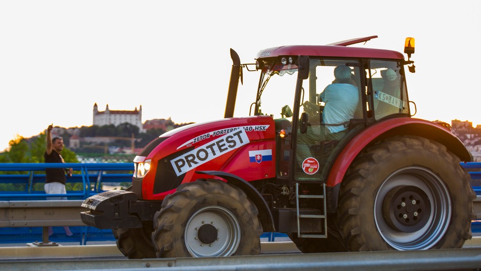 Protestná jazda farmárov z Michaloviec do Bratislavy za lepšie podmienky v poľnohospodárstve.