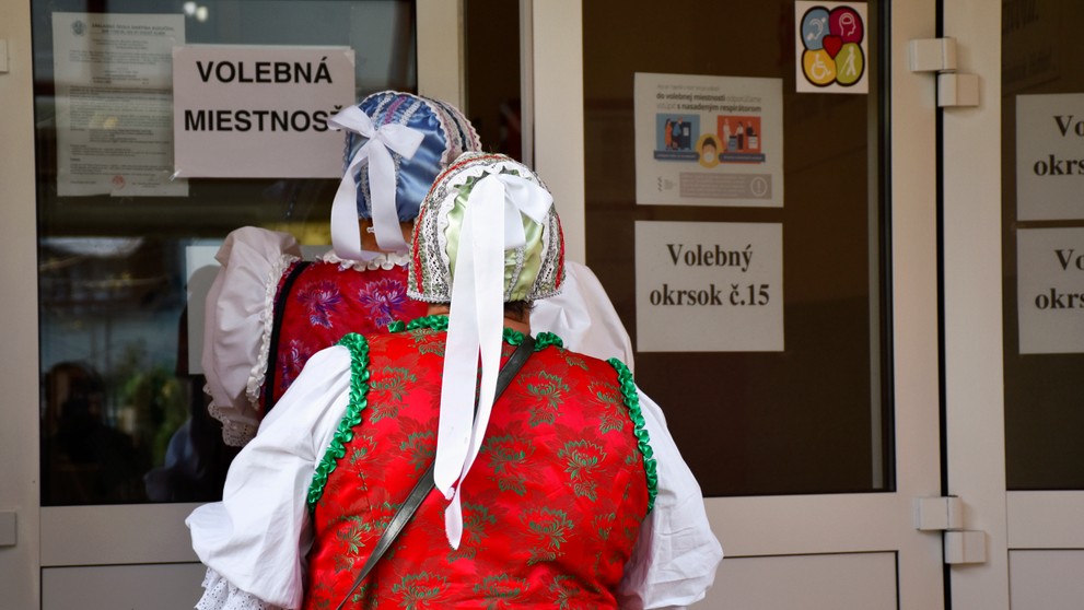 V krojoch sa k volebným urnám v Dolnom Kubíne vydali členovia speváckej folklórnej skupiny (SFS) Orava.