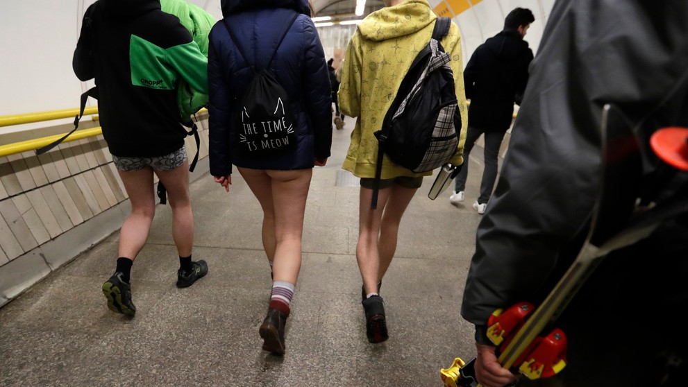 Ďeň bez nohavíc v pražskom metre.