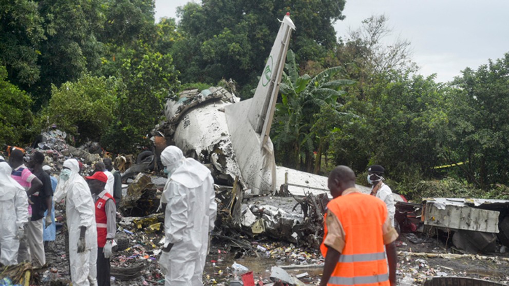 Záchranári prehľadávajú trosky nákladného lietadla An-12.