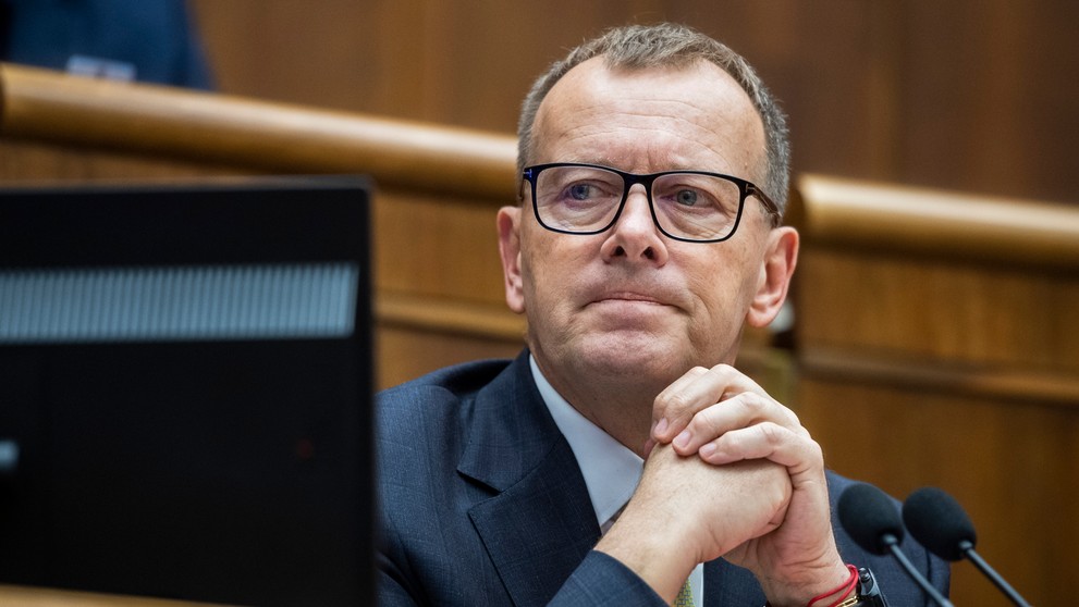 Poslanci schválili zmenu ústavy v súvislosti s predčasnými voľbami.