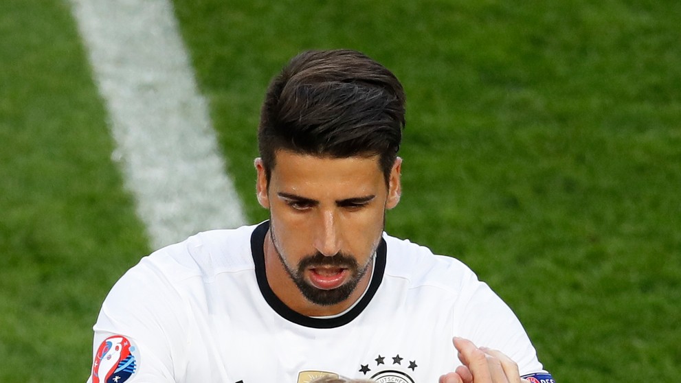 Nemec Bastian Schweinsteiger strieda Samiho Khediru vo  štvrťfinále ME.