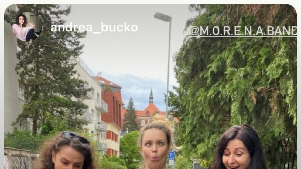 Dominika s kamarátkami a dcérkou.