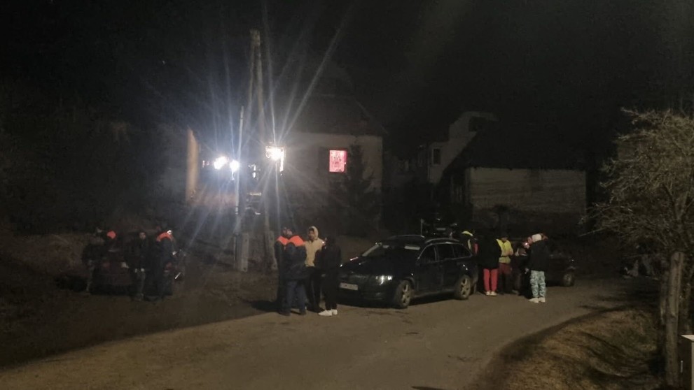 V obci sa pátralo po dvoch malých deťoch, ktoré odišli z domu. Pri jazere sa našli ich sánky