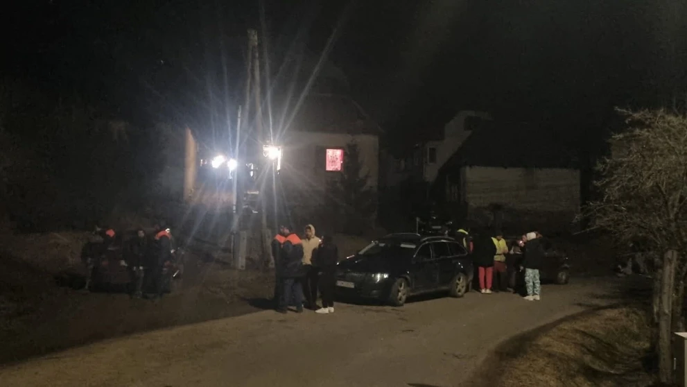 V obci sa pátralo po dvoch malých deťoch, ktoré odišli z domu. Pri jazere sa našli ich sánky