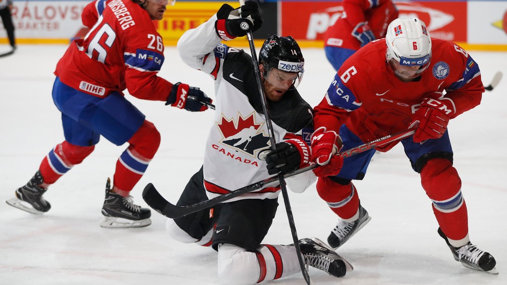 Jonas Holos (vpravo) z Nórska v súboji o puk s Kanaďanom Seanom Couturierom v zápase MS 2017.