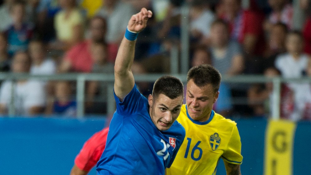 Matúš Bero (vľavo) bojuje o loptu so Švédom Melkerom Hallbergom na ME 21.