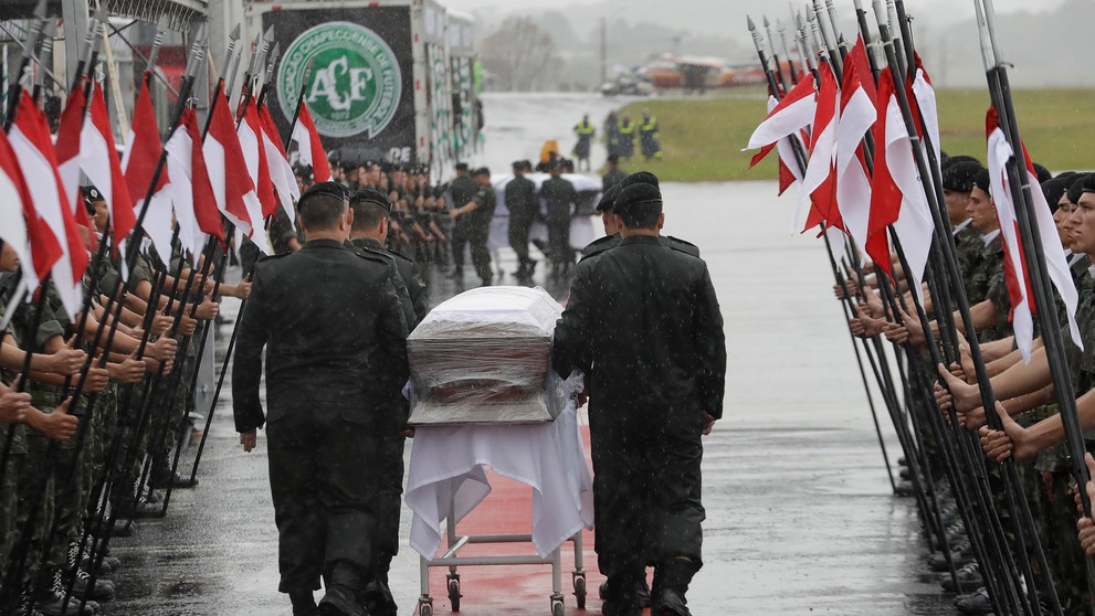 Vojaci kráčajú s rakvami tiel leteckej katastrofy v kolumbijskom Medellíne.