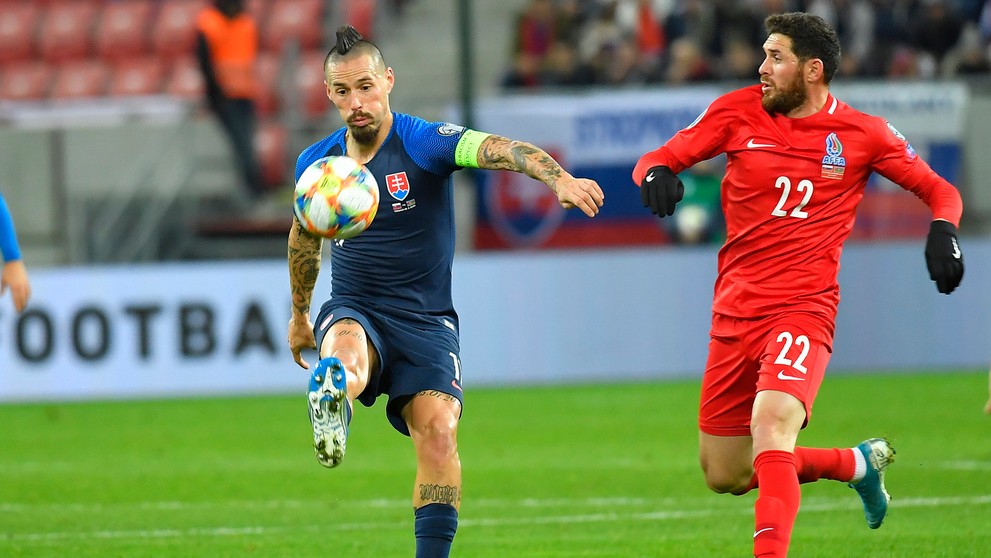 Sprava Marek Hamšík a Dávid Hancko oslavujú gól v kvalifikácii ME 2020 proti Azerbajdžanu.