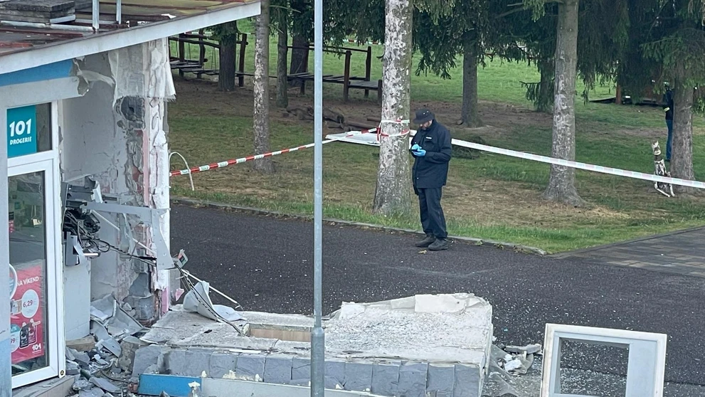 Výbuch poškodil časť budovy.