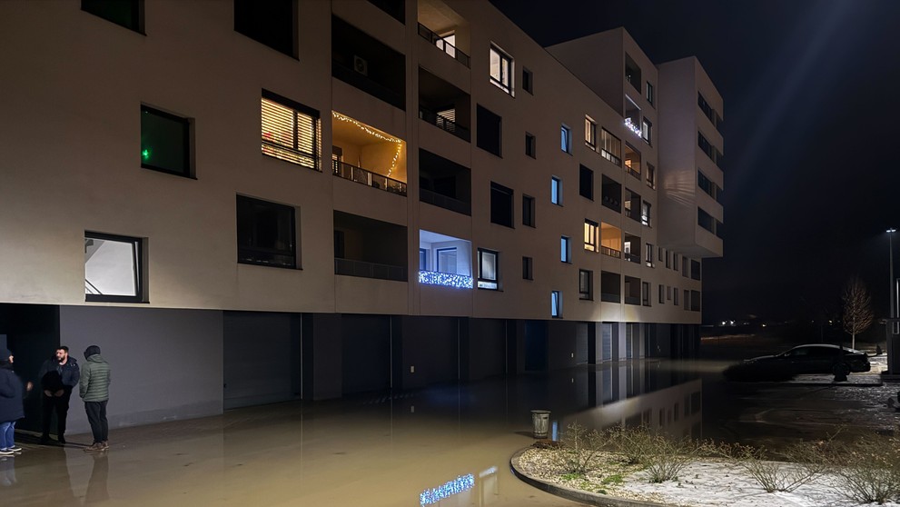 Prasknuté potrubie v Pezinku.