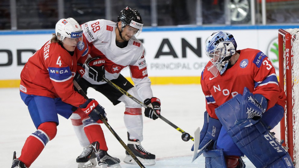 Johannes Johannesen (vľavo) z Nórska bojuje so Švajčiarom Cody Almondom na MS 2017.