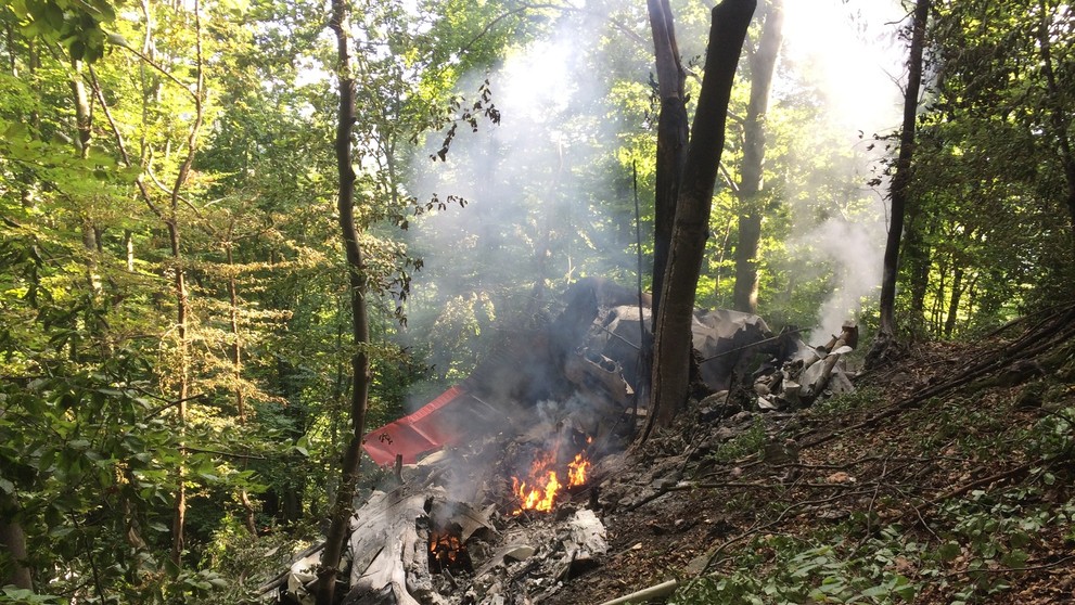 Vrak horiaceho lietadla nad obcou Červený Kameň.