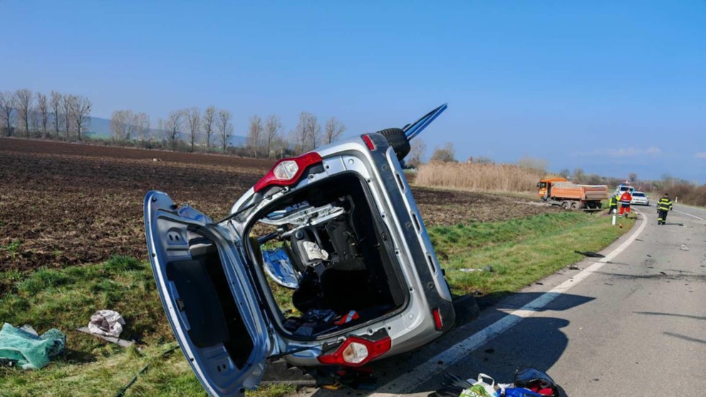 Čelná zrážka nákladiaka a osobného auta pri obci Novosad si vyžiadala jednu obeť.