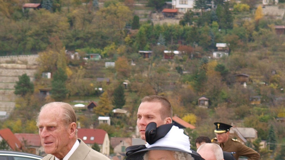 Kráľovná Alžbeta II. s manželom princom Philipom na hrade Devín.