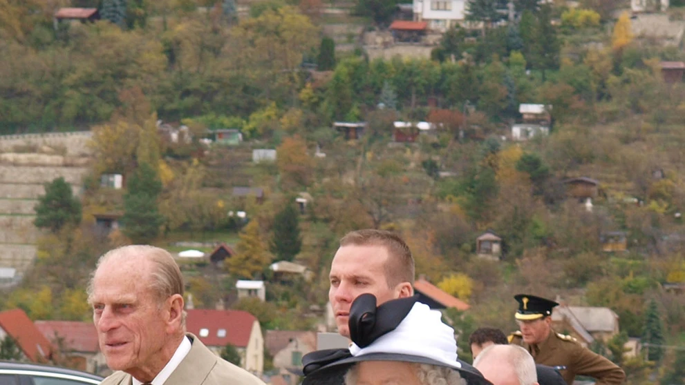 Kráľovná Alžbeta II. s manželom princom Philipom na hrade Devín.