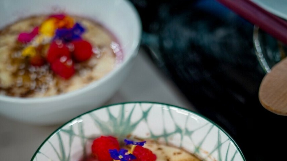 Sladká krupičná kaša s brusnicami.