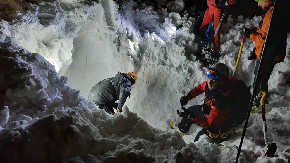 Záchranári pri zásahu.